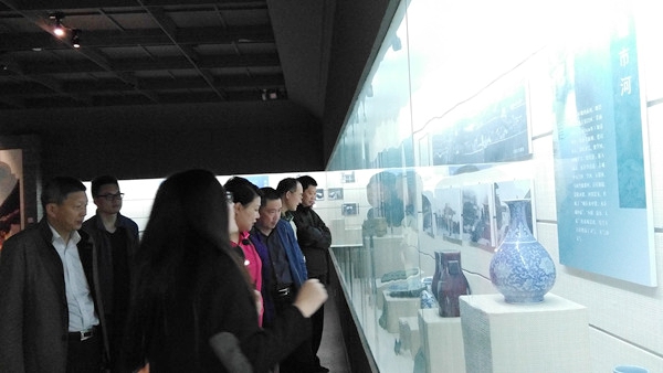 赣榆县领导一行参观宝应博物馆