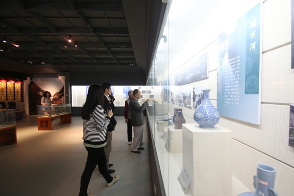 范承祚大使夫妇参观调研宝应博物馆