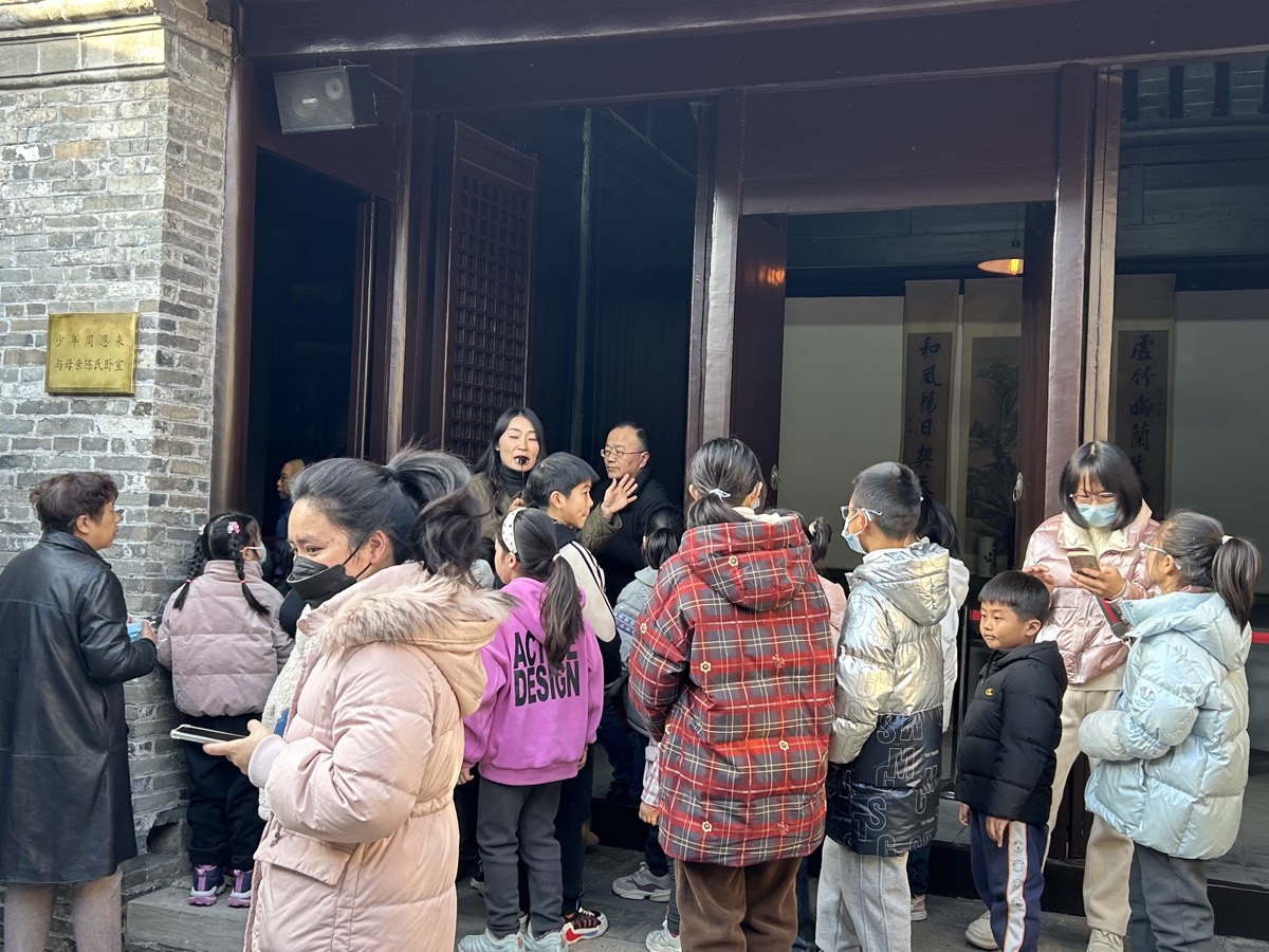 宝应县周恩来少年读书处开展“红色剪纸映初心 指尖传承爱国情”主题社会教育活动